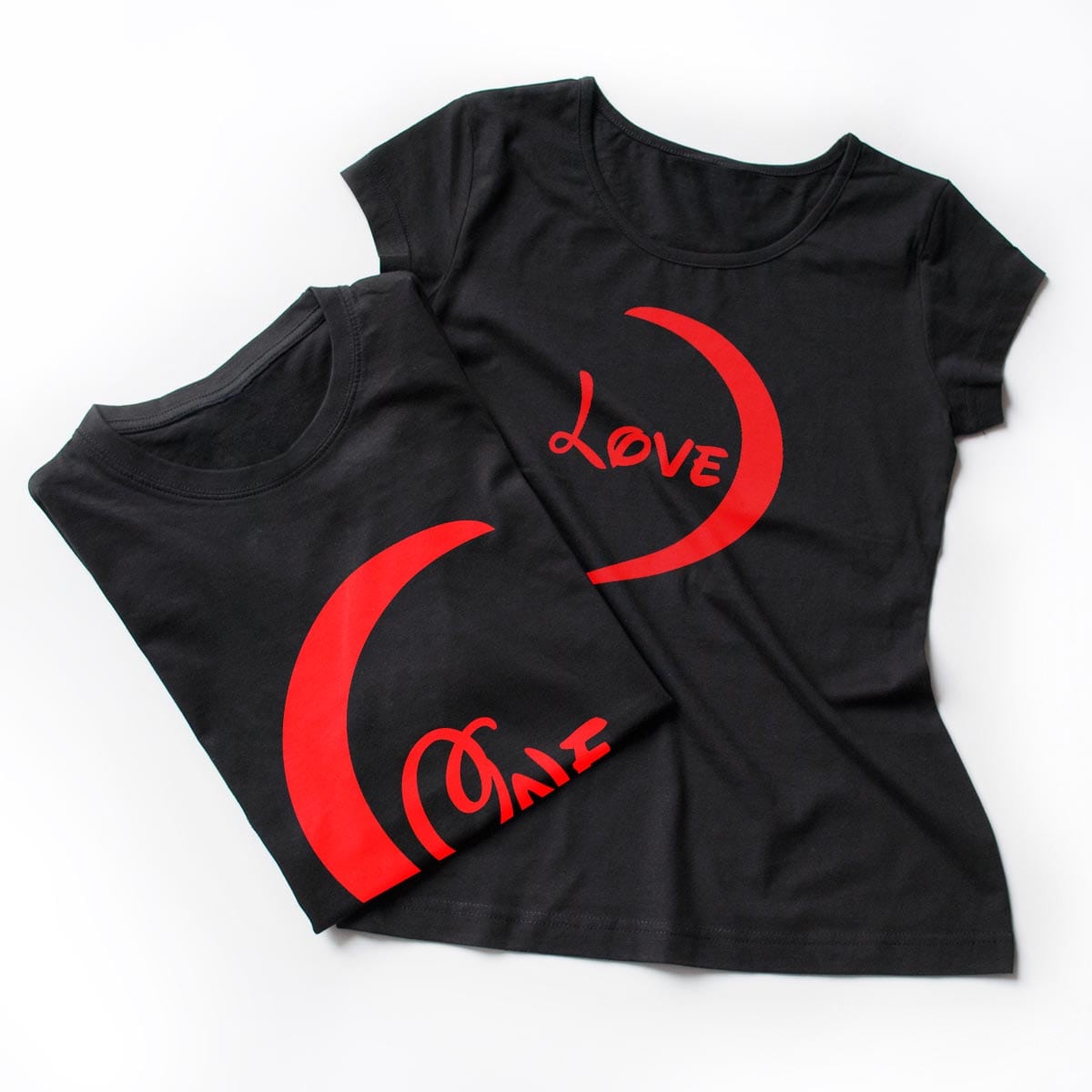 Tricouri cupluri 2 Hearts , detaliu personalizare tricouri negre