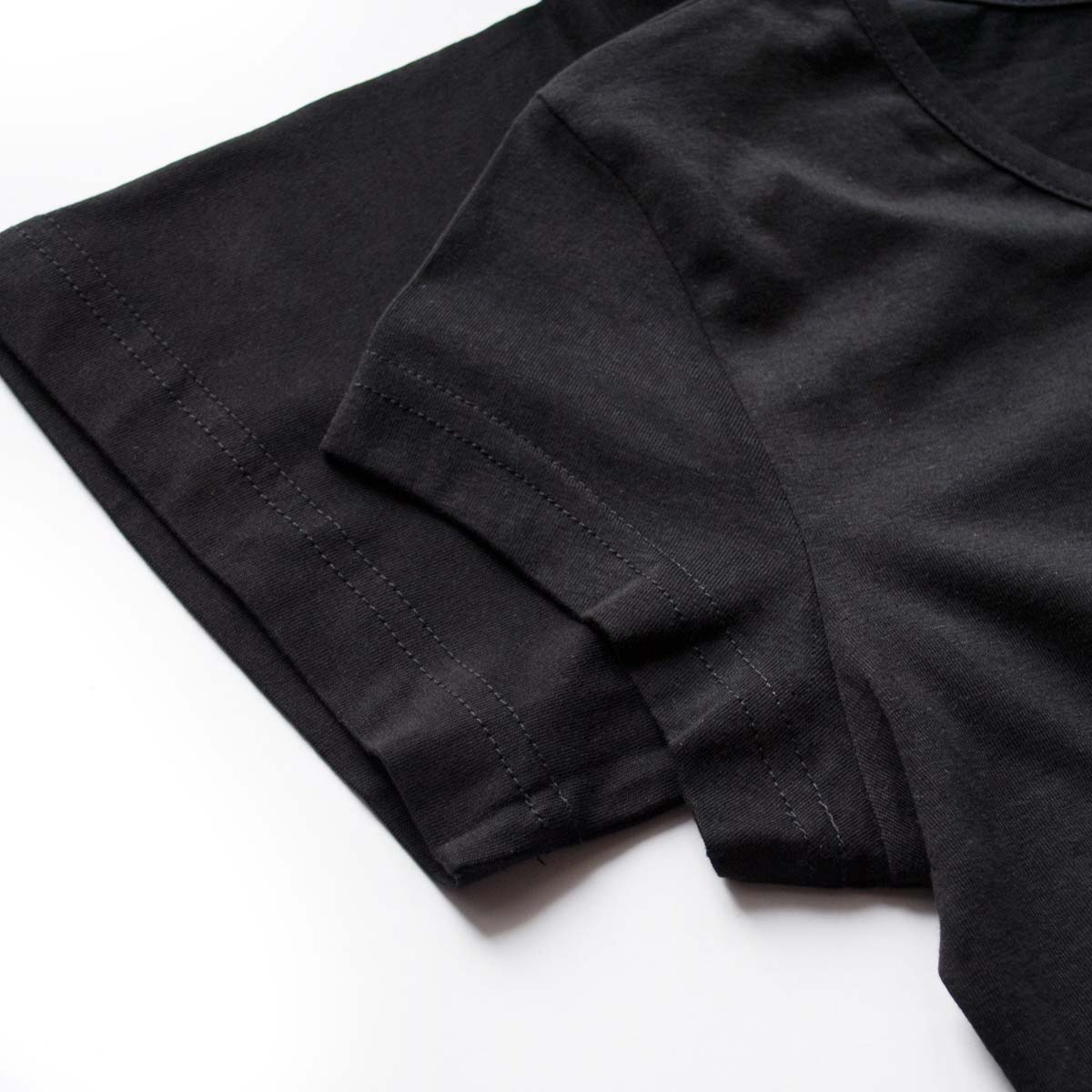 detaliu maneca tricouri cupluri negre